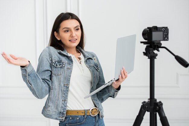 Młody blogger trzyma laptopa