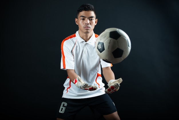 Młody bramkarza piłki nożnej mężczyzna odizolowywający akademii piłki nożnej drużyna