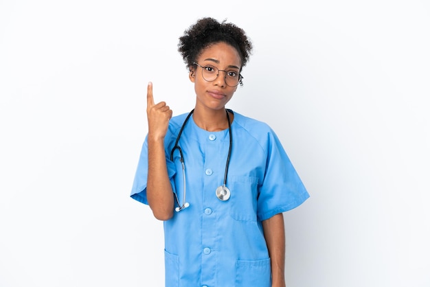 Młody chirurg african american kobieta lekarz na białym tle wskazując palcem wskazującym świetny pomysł