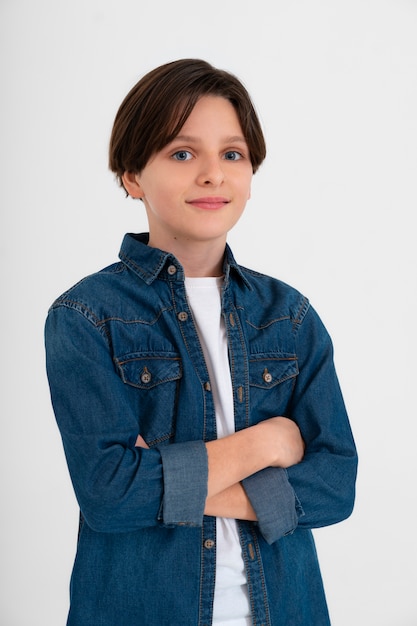 Bezpłatne zdjęcie młody chłopak ubrany w dżinsowy strój