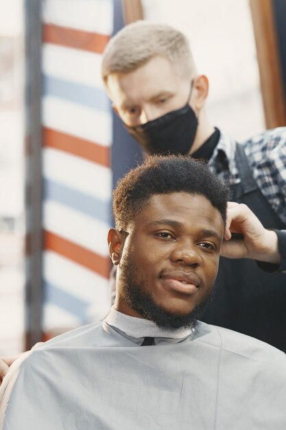Młody człowiek afroamerykański odwiedzający zakład fryzjerski