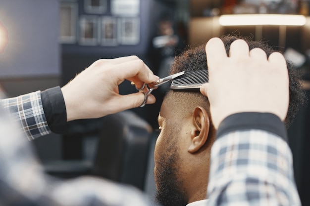 Młody człowiek afroamerykański odwiedzający zakład fryzjerski