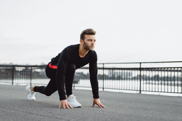 Młody człowiek bawić się sporty w Europejskim mieście. Sport w środowisku miejskim.