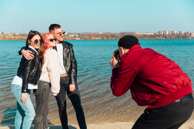 Młody człowiek bierze fotografię śmieszni przyjaciele