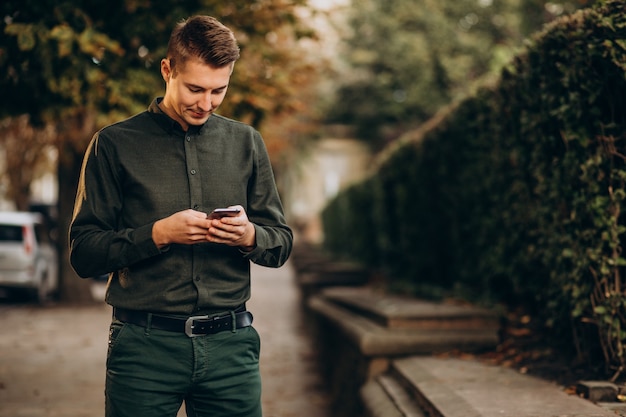 Młody człowiek dorosły student rozmawia przez telefon