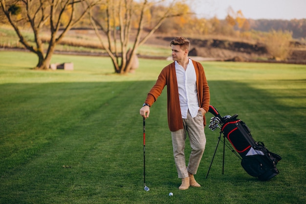 Młody człowiek gra w golfa