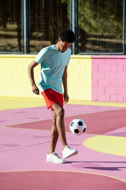 Młody człowiek gra w piłkę nożną