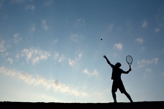 Młody człowiek gra w tenisa