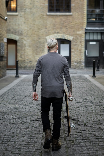 Bezpłatne zdjęcie młody człowiek na londyńskich ulicach