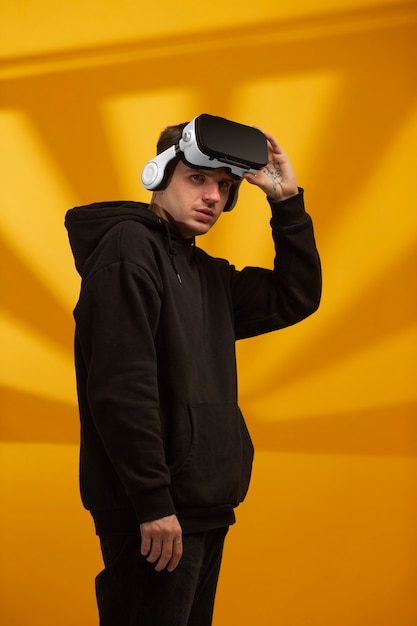 Młody człowiek nosi okulary wirtualnej rzeczywistości na głowie