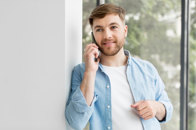 Bezpłatne zdjęcie młody człowiek rozmawia przez telefon
