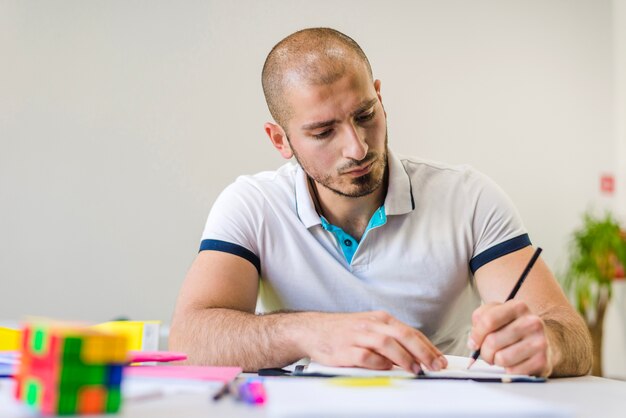 Młody człowiek studiuje sam