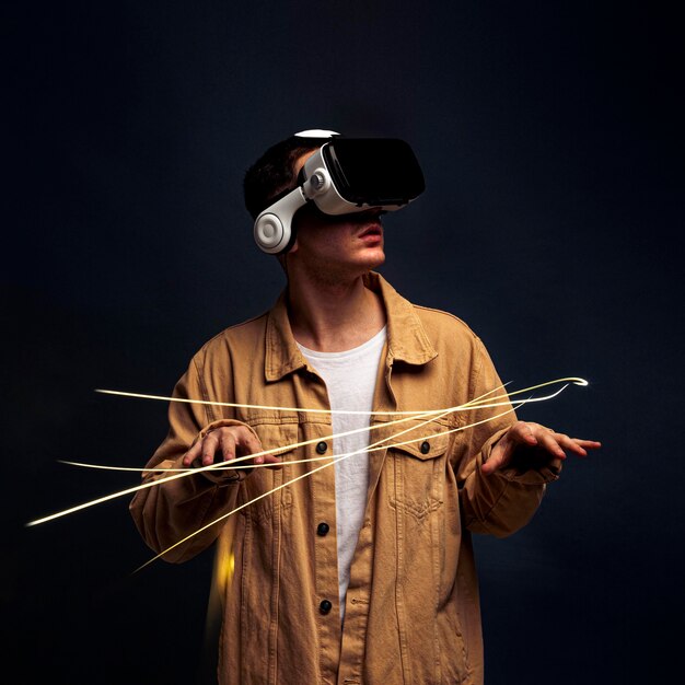 Młody człowiek ubrany w okulary wirtualnej rzeczywistości z efektami specjalnymi