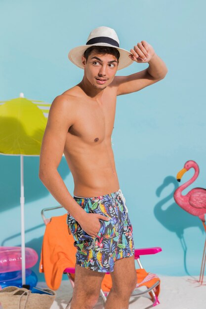 Młody człowiek w swimwear na plaży