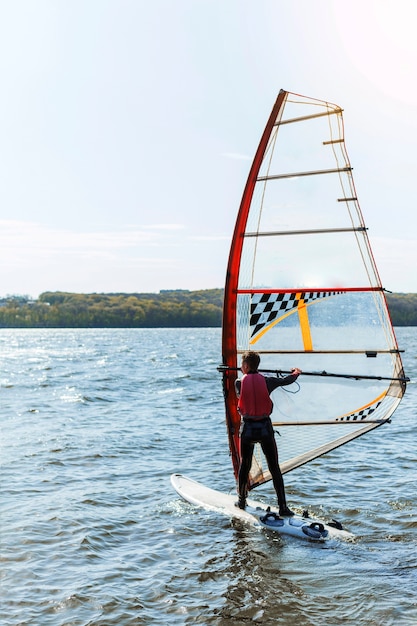 Bezpłatne zdjęcie młody człowiek z deską kitesurfingu