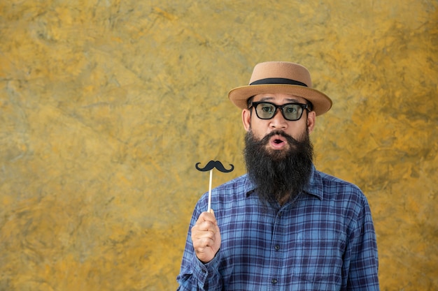Bezpłatne zdjęcie młody człowiek z długą brodą w kapeluszu i okularach