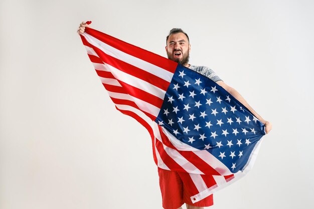 Młody człowiek z flagą Stanów Zjednoczonych Ameryki