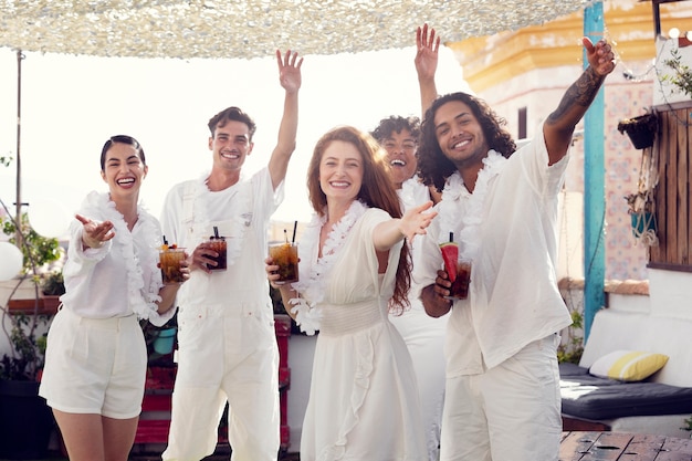 Bezpłatne zdjęcie młody dorosły bawi się na białej imprezie