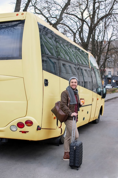 Młody dorosły podróżujący w okresie zimowym