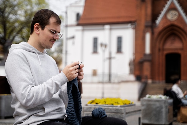 Młody Dorosły Robi Na Drutach Na Zewnątrz