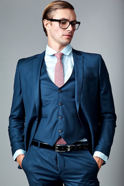 Młody Elegancki Przystojny Biznesmen Samiec Model W Błękitnym Kostiumu I Modnych Szkłach Pozuje W Studiu