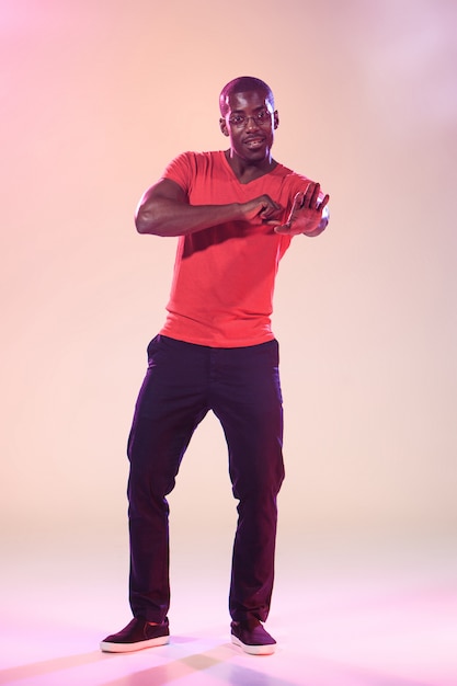 Bezpłatne zdjęcie młody fajny czarny człowiek tańczy