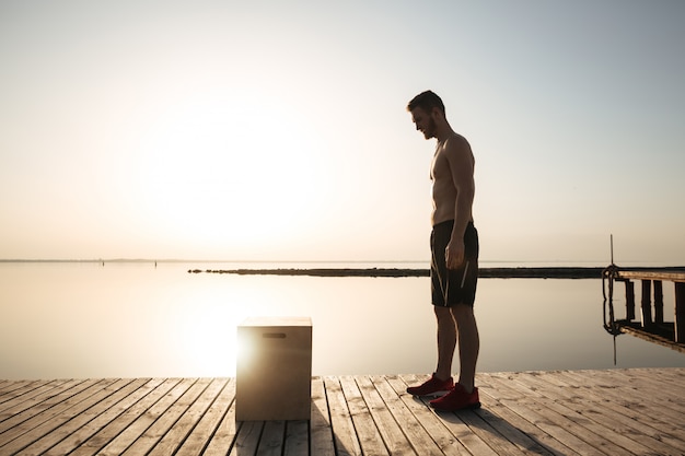 Młody fitness mężczyzna pracuje rano na zewnątrz