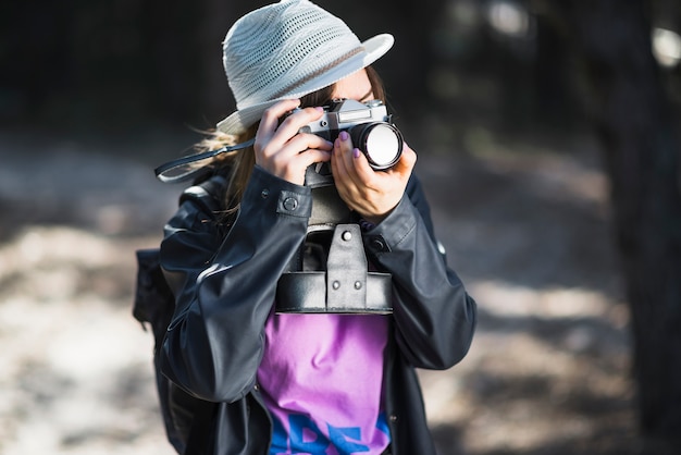 Młody fotograf fotografuje naturę