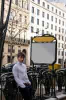 Bezpłatne zdjęcie młody francuz pozuje przy wejściu do metra