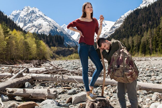 Młody hipster piękna para piesze wycieczki nad rzeką w lesie