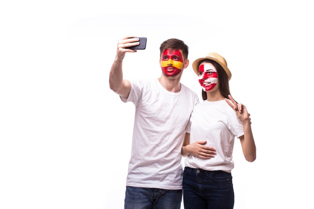 Młody hiszpański i chorwacki kibic piłki nożnej robi selfie na białej ścianie