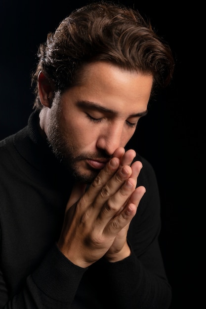 Młody i wrażliwy mężczyzna modli się