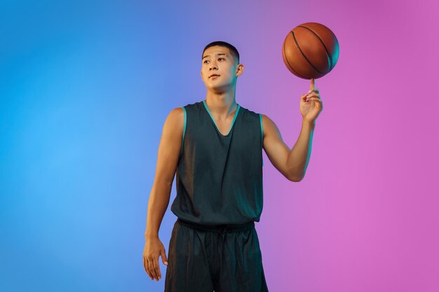 Młody koszykarz w neonowym świetle
