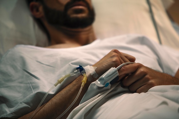 Młody mężczyzna chory w szpitalnym łóżku