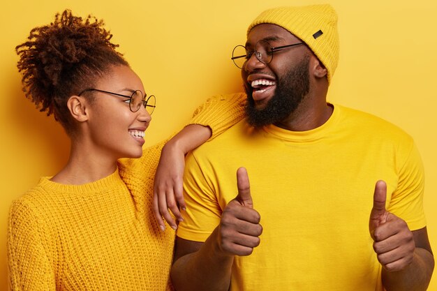 Młody mężczyzna i kobieta ubrani na żółto
