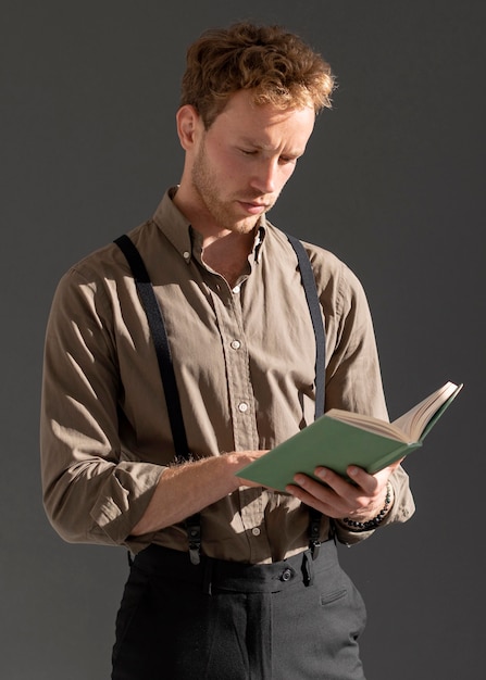 Bezpłatne zdjęcie młody mężczyzna model czytania widok z przodu