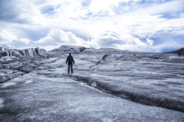 Młody mężczyzna podczas trekkingu po lodowcu na Islandii