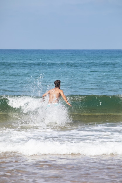 Młody mężczyzna podróżujący w cerca de playa laga