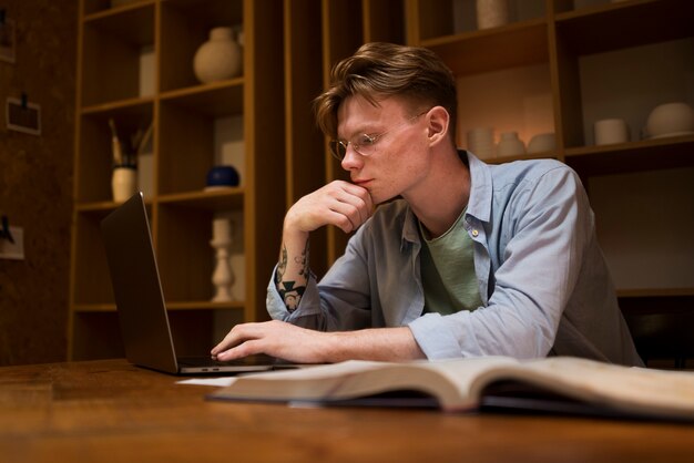Młody mężczyzna uczący się w wirtualnej klasie