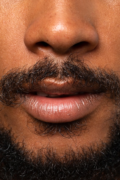 Bezpłatne zdjęcie młody mężczyzna z widokiem z przodu tekstury skóry brody