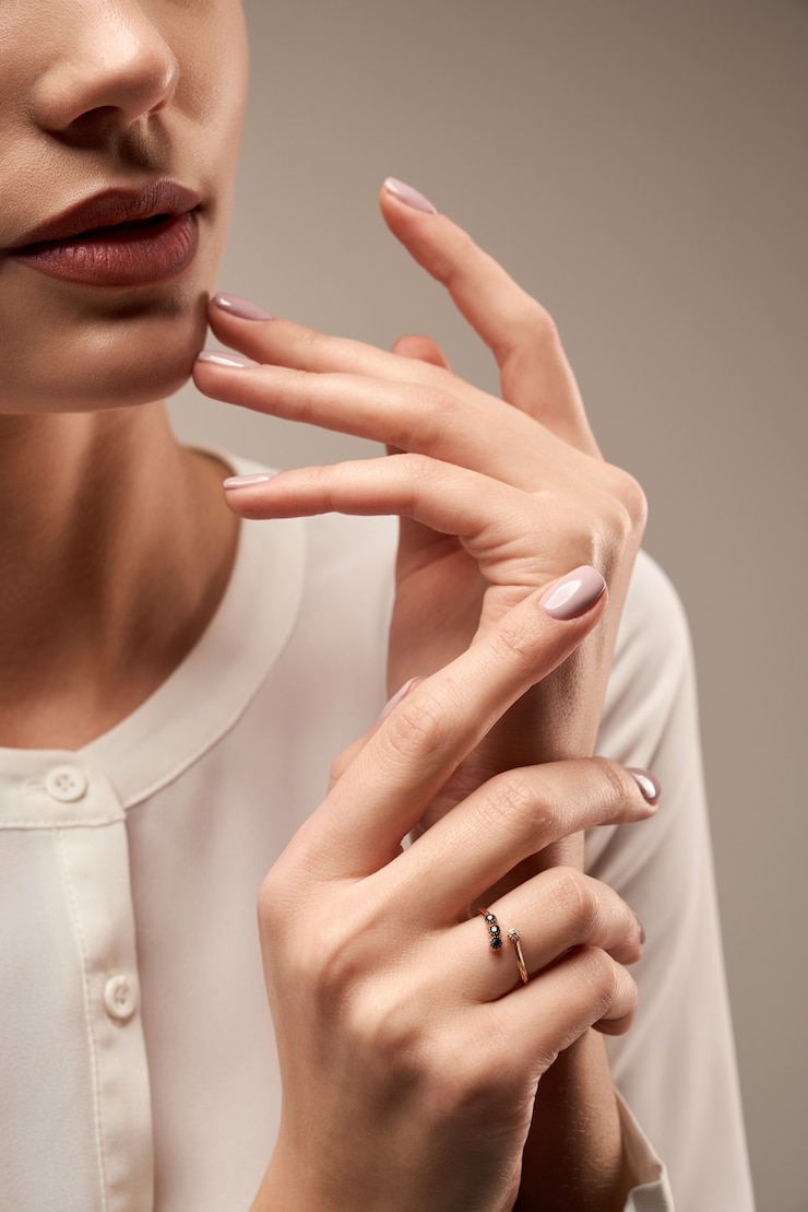 Bezpłatny plik Zdjęcie młody model demonstrujący drogi pierścionek