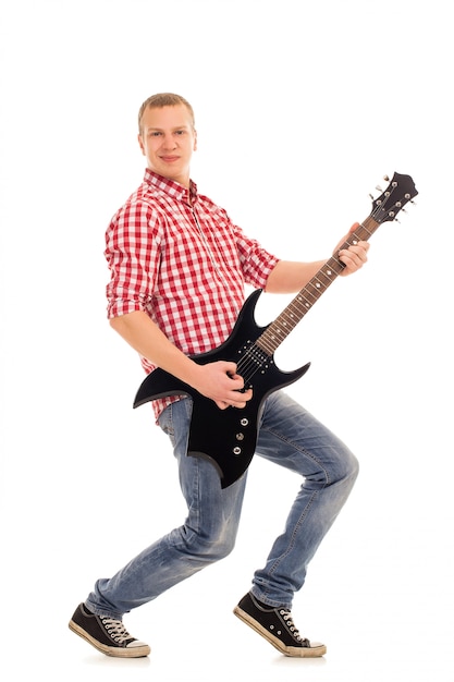 Młody muzyk z gitarą