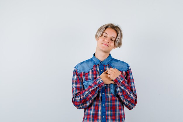Bezpłatne zdjęcie młody nastolatek z rękami na klatce piersiowej