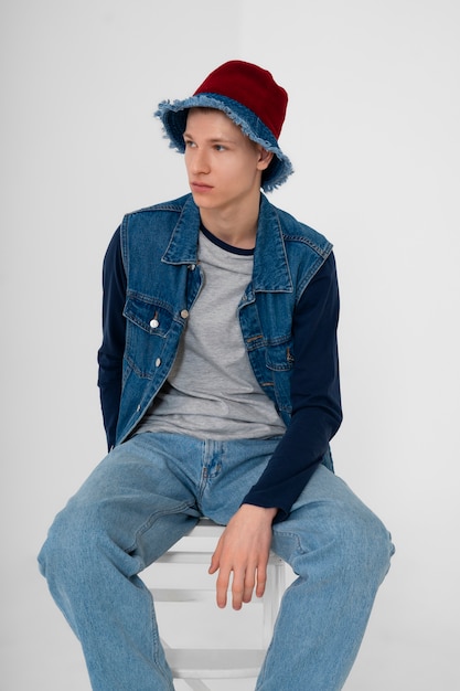 Bezpłatne zdjęcie młody nastoletni chłopak ubrany w drelichowy strój