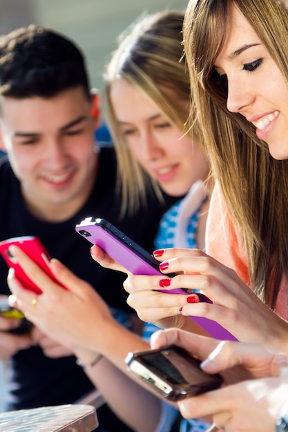 młody odczytu smartphone mobilnych młodych kobiet