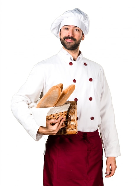 Młody piekarz trzyma chleb