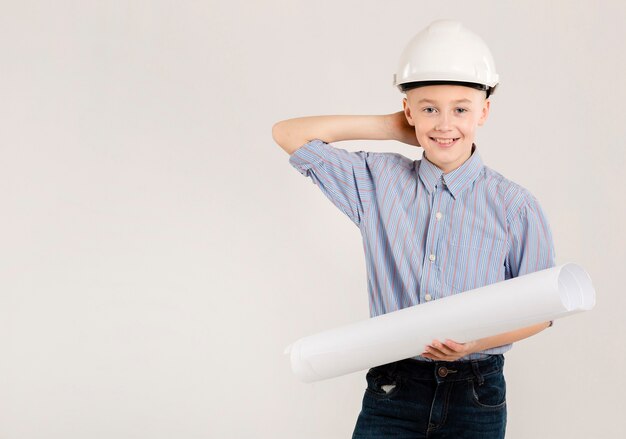 Młody pracownik budowlany pozowanie
