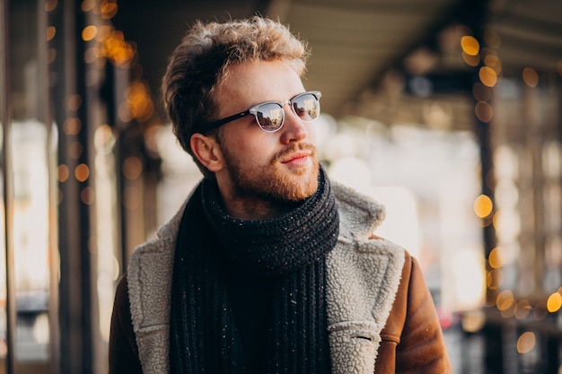 Młody przystojny mężczyzna portret z zimą odziewa