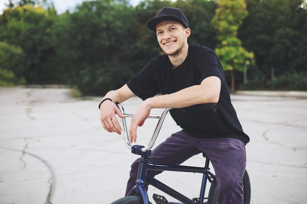 Młody rowerzysta BMX