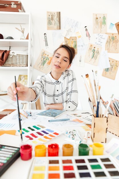 Młody skoncentrowany kobiety mody ilustrator